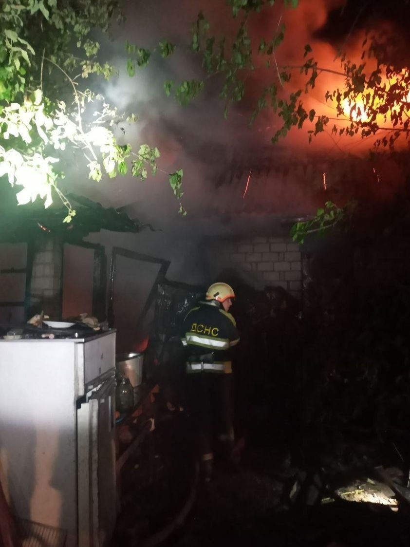 Гасіння пожежі в житловому будинку
