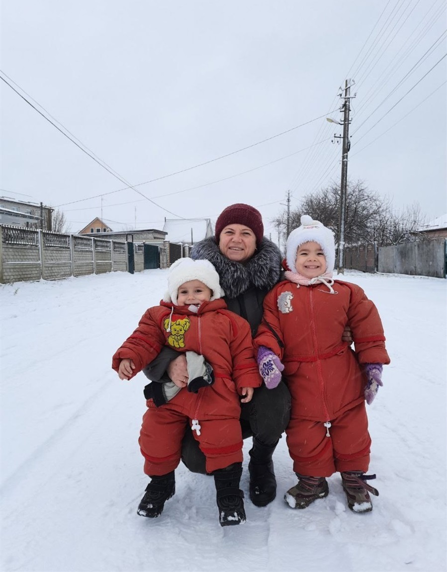 Ірина Іващенко з прийомними доньками Вікою і Олею