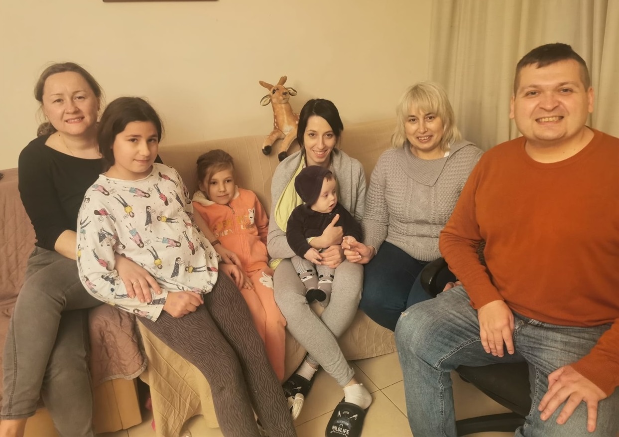 Максим Слободян (справа) з родиною та біженцями